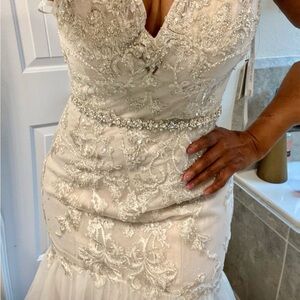 David's Bridal Ivory Beaded Lace V-Neck Mermaid Wedding Dress